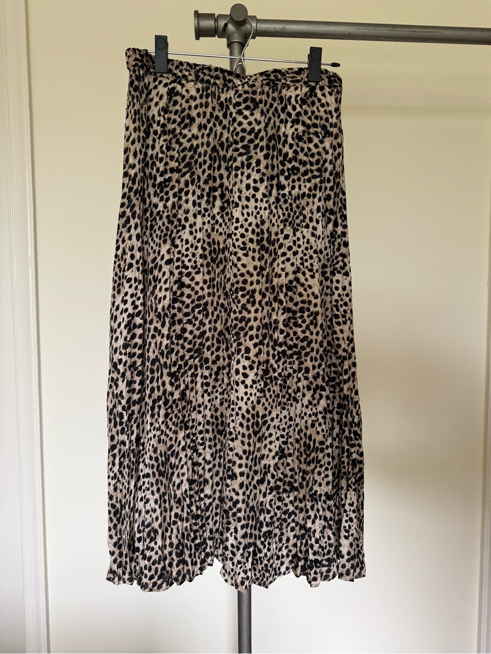 H&M Beige and Black Leopard-Print Pleated Midi Skirt